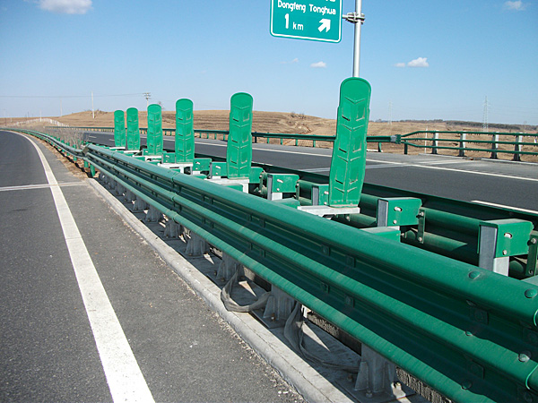 高速公路护栏板被剐蹭之后的简单维修